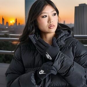 Nike Women’s Size Small Club Fleece Gloves. Black/White. New with tags.